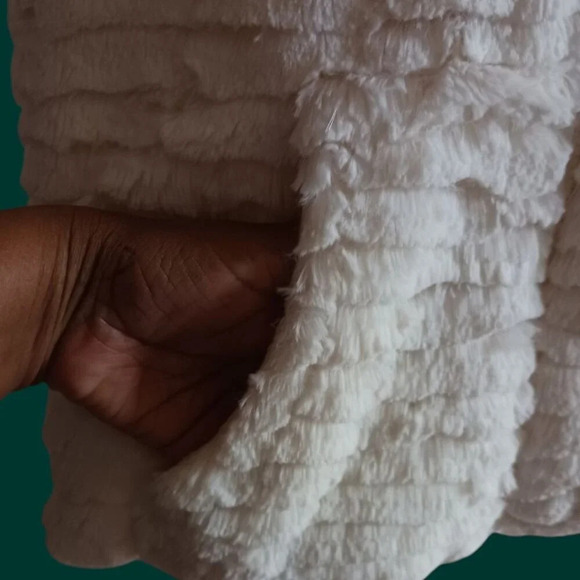 Widgeon faux fur vest with hood & zip closure size medium ivory color - Picture 7 of 12